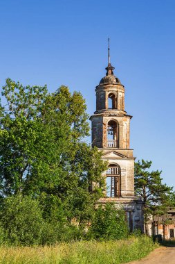 Eski Ortodoks çan kulesi, tapınak kompleksinin bir parçası, Rusya 'nın Kostroma eyaletindeki Sumarokovo köyü. İnşaat yılı 1763..