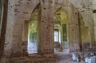 Eski Ortodoks kilisesi, Rusya 'nın Kostroma ilindeki Pokrovskoye köyünün kilisesi. İnşaat yılı 1800. Şu anda tapınak restore ediliyor..