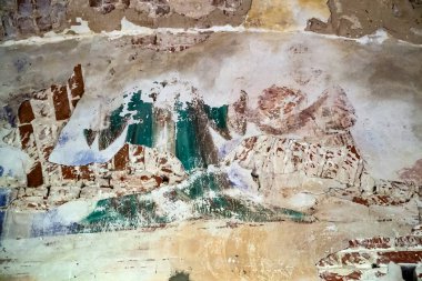 Rusya 'nın Kostroma ilinin Pokrovskoye köyündeki terk edilmiş bir Ortodoks kilisesinin duvar resmi. İnşaat yılı 1800. Şu anda tapınak restore ediliyor..