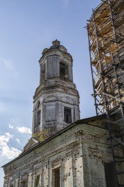 Eski Ortodoks çan kulesi, Rusya 'nın Kostroma ilindeki Pokrovskoye köyünün kilisesi. İnşaat yılı 1800. Şu anda tapınak restore ediliyor..