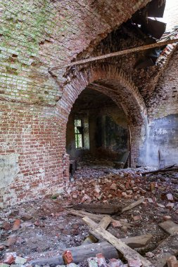 Eski bir Ortodoks kilisesi olan Nikola-Torzhok köyünün kalıntıları, Rusya 'nın Kostroma ili. İnşaat yılı 1808. Şu anda tapınak terk edilmiş durumda..