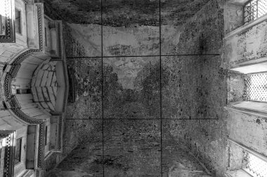 Eski bir Ortodoks kilisesi olan Nikola-Torzhok köyünün kalıntıları, Rusya 'nın Kostroma ili. İnşaat yılı 1808. Şu anda tapınak terk edilmiş durumda..