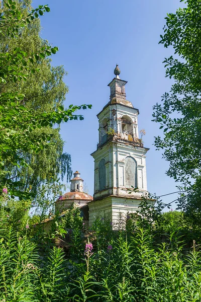 Una Iglesia Ortodoxa Abandonada Bosque Iglesia Del Pueblo Sobolevo Provincia — Foto de Stock