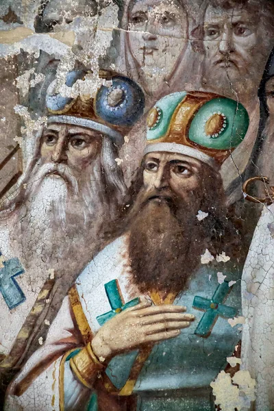 Rusya 'nın Kostroma ilindeki Nikolo-Torzhok köyünün kilisesi olan terk edilmiş bir Ortodoks kilisesinin duvarlarını boyamak. İnşaat yılı 1808. Şu anda tapınak terk edilmiş durumda..