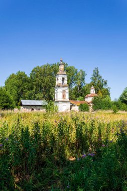 Ormanda terk edilmiş bir Ortodoks kilisesi, Rusya 'nın Kostroma eyaletindeki Sobolevo köyünün kilisesi. İnşaat yılı 1776. Şu anda tapınak terk edilmiş durumda..
