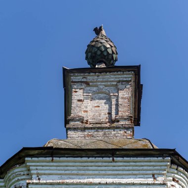 Eski Ortodoks çan kulesi, Rusya 'nın Kostroma ilindeki Sobolevo köyünün kilisesi. İnşaat yılı 1776. Şu anda tapınak terk edilmiş durumda..