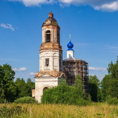 Eski Ortodoks kilisesi manzarası, Rusya 'nın Kostroma ilindeki Pokrovskoye köyünün kilisesi. İnşaat yılı 1800. Şu anda tapınak restore ediliyor..