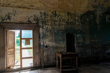Eski Ortodoks kilisesi, Rusya 'nın Kostroma ilindeki Pokrovskoye köyünün kilisesi. İnşaat yılı 1800. Şu anda tapınak restore ediliyor..