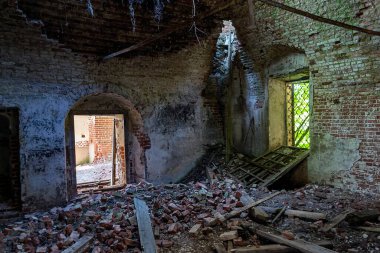 Eski bir Ortodoks kilisesi olan Nikola-Torzhok köyünün kalıntıları, Rusya 'nın Kostroma ili. İnşaat yılı 1808. Şu anda tapınak terk edilmiş durumda..