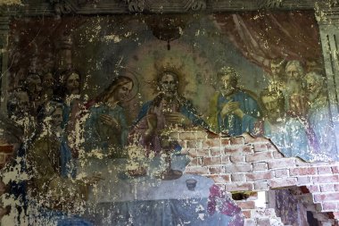Rusya 'nın Kostroma ilindeki Nikolo-Torzhok köyünün kilisesi olan terk edilmiş bir Ortodoks kilisesinin duvarlarını boyamak. İnşaat yılı 1808. Şu anda tapınak terk edilmiş durumda..