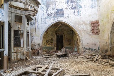 Eski bir Ortodoks kilisesi olan Nikola-Torzhok köyünün kalıntıları, Rusya 'nın Kostroma ili. İnşaat yılı 1808. Şu anda tapınak terk edilmiş durumda..