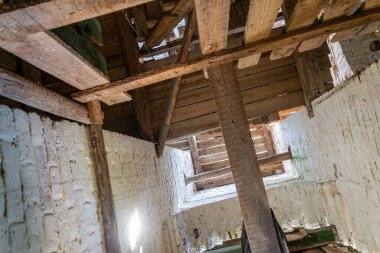 Eski Ortodoks çan kulesi, Rusya 'nın Kostroma ilindeki Sobolevo köyünün kilisesi. İnşaat yılı 1776. Şu anda tapınak terk edilmiş durumda..