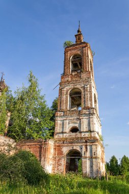 Terk edilmiş Ortodoks çan kulesi, Rusya 'nın Kostroma ilindeki Nikola-Torzhok köyünün kilisesi. İnşaat yılı 1808. Şu anda tapınak terk edilmiş durumda..