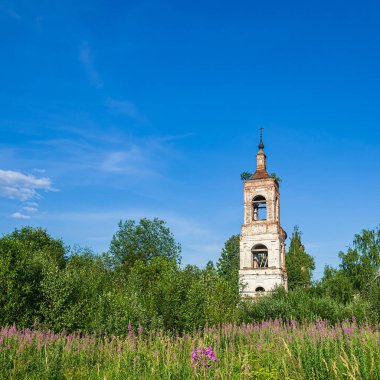 Terk edilmiş Ortodoks çan kulesi, Rusya 'nın Kostroma ilindeki Nikola-Torzhok köyünün kilisesi. İnşaat yılı 1808. Şu anda tapınak terk edilmiş durumda..