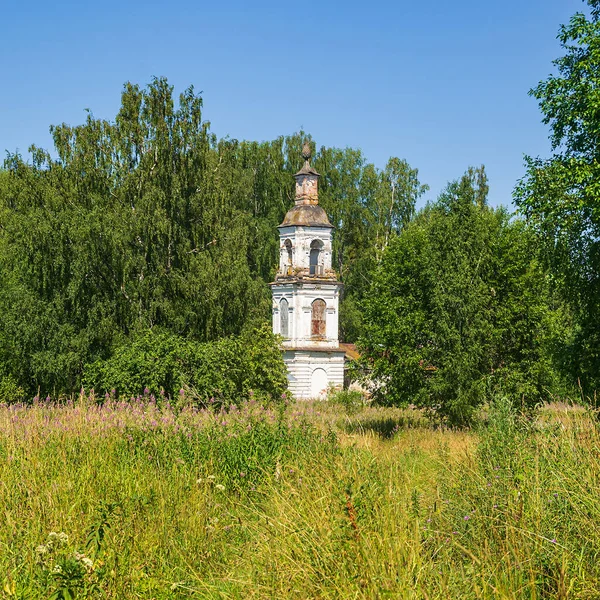 Campanario Paisaje Bosque Templo Del Pueblo Sobolevo Provincia Kostroma Rusia —  Fotos de Stock