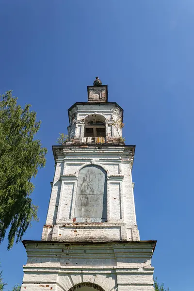 旧正教会の鐘楼 ソボレヴォ村の教会 コストロマ州 ロシア 建設年は1776年である 現在は廃寺となっている — ストック写真