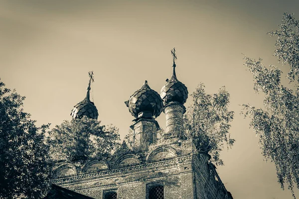 Cúpulas Uma Igreja Abandonada Com Cruzes Igreja Aldeia Nikola Torzhok — Fotografia de Stock