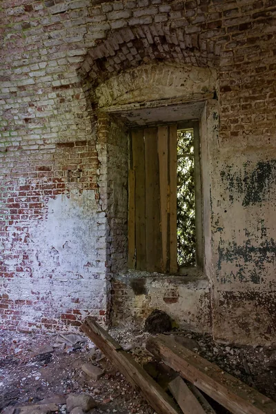Eski bir Ortodoks kilisesi olan Nikola-Torzhok köyünün kalıntıları, Rusya 'nın Kostroma ili. İnşaat yılı 1808. Şu anda tapınak terk edilmiş durumda..