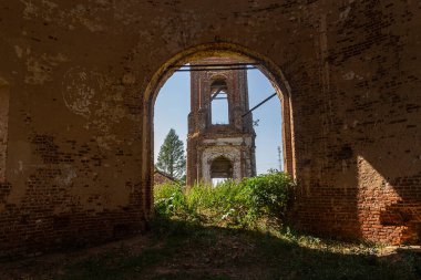 Rusya 'nın Kostroma eyaletindeki Golovinskoye köyünün tapınağı olan terk edilmiş bir tapınağın içinde. İnşaat yılı 1802. Şu anda tapınak terk edilmiş durumda..