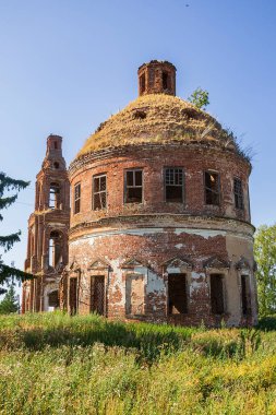 Terk edilmiş bir Ortodoks kilisesi, Rusya 'nın Kostroma ilindeki Golovinskoye köyünün kilisesi. İnşaat yılı 1802. Şu anda tapınak terk edilmiş durumda..