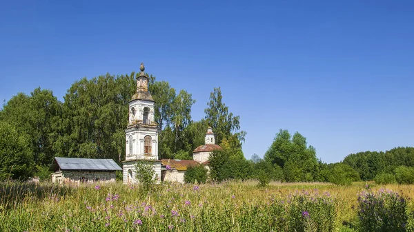 Una Iglesia Ortodoxa Abandonada Bosque Iglesia Del Pueblo Sobolevo Provincia —  Fotos de Stock