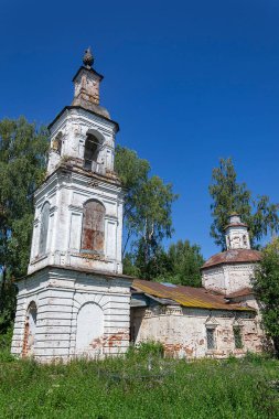 Ormanda terk edilmiş bir Ortodoks kilisesi, Rusya 'nın Kostroma eyaletindeki Sobolevo köyünün kilisesi. İnşaat yılı 1776. Şu anda tapınak terk edilmiş durumda..