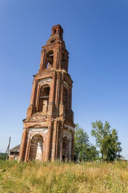 Eski terk edilmiş bir çan kulesi, Rusya 'nın Kostroma eyaletindeki Golovinskoye köyünün tapınağı. İnşaat yılı 1802. Şu anda tapınak terk edilmiş durumda..