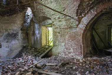 Eski bir Ortodoks kilisesi olan Nikola-Torzhok köyünün kalıntıları, Rusya 'nın Kostroma ili. İnşaat yılı 1808. Şu anda tapınak terk edilmiş durumda..