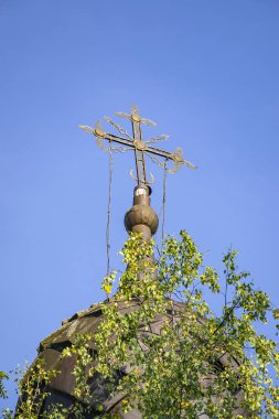 Rusya 'nın Kostroma ilindeki Nikola-Torzhok köyünün kilisesi haçlı terk edilmiş bir kilisenin kubbeleri. İnşaat yılı 1808. Şu anda tapınak terk edilmiş durumda..