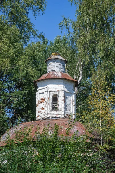 Ormanda terk edilmiş bir Ortodoks kilisesi, Rusya 'nın Kostroma eyaletindeki Sobolevo köyünün kilisesi. İnşaat yılı 1776. Şu anda tapınak terk edilmiş durumda..