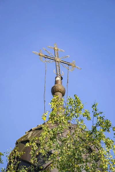 十字架と放棄された教会のドーム ニコラ トルジョクの村の教会 コストロマ州 ロシア 建設年は1808年である 現在は廃寺となっている — ストック写真
