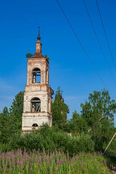 Opuszczona Prawosławna Dzwonnica Kościół Wsi Nikola Torzhok Prowincja Kostroma Rosja — Zdjęcie stockowe