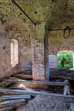 Terk edilmiş bir tapınağın içi, Rusya 'nın Kostroma eyaletindeki Luzhki köyünün tapınağı. İnşaat yılı 1840. Şu anda tapınak terk edilmiş durumda..