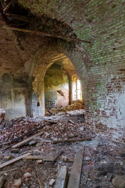 Eski bir Ortodoks kilisesi olan Nikola-Torzhok köyünün kalıntıları, Rusya 'nın Kostroma ili. İnşaat yılı 1808. Şu anda tapınak terk edilmiş durumda..