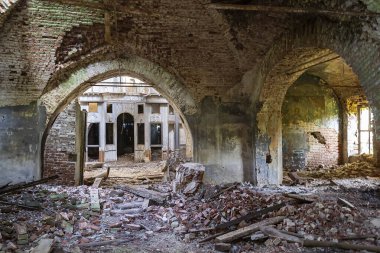 Eski bir Ortodoks kilisesi olan Nikola-Torzhok köyünün kalıntıları, Rusya 'nın Kostroma ili. İnşaat yılı 1808. Şu anda tapınak terk edilmiş durumda..
