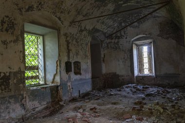 Eski bir Ortodoks kilisesi olan Nikola-Torzhok köyünün kalıntıları, Rusya 'nın Kostroma ili. İnşaat yılı 1808. Şu anda tapınak terk edilmiş durumda..