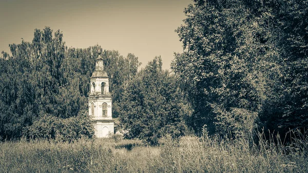 森林中的景观钟楼 俄罗斯科斯特马省Sobolevo村的寺庙 建筑年份是1776年 寺庙被废弃了 — 图库照片