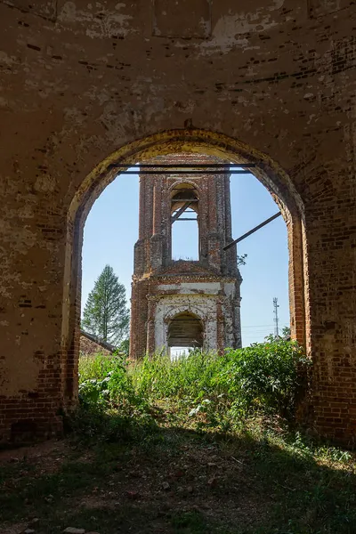 Rusya 'nın Kostroma eyaletindeki Golovinskoye köyünün tapınağı olan terk edilmiş bir tapınağın içinde. İnşaat yılı 1802. Şu anda tapınak terk edilmiş durumda..