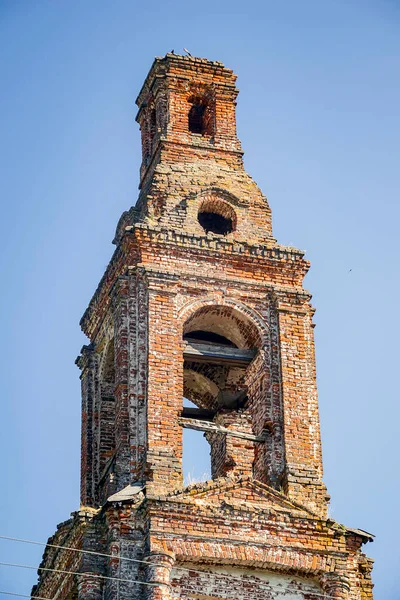 Eski terk edilmiş bir çan kulesi, Rusya 'nın Kostroma eyaletindeki Golovinskoye köyünün tapınağı. İnşaat yılı 1802. Şu anda tapınak terk edilmiş durumda..