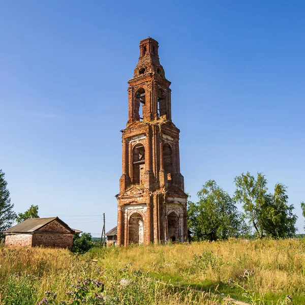 Eski terk edilmiş bir çan kulesi, Rusya 'nın Kostroma eyaletindeki Golovinskoye köyünün tapınağı. İnşaat yılı 1802. Şu anda tapınak terk edilmiş durumda..