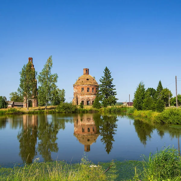 Terk edilmiş bir Ortodoks kilisesi, Rusya 'nın Kostroma ilindeki Golovinskoye köyünün kilisesi. İnşaat yılı 1802. Şu anda tapınak terk edilmiş durumda..