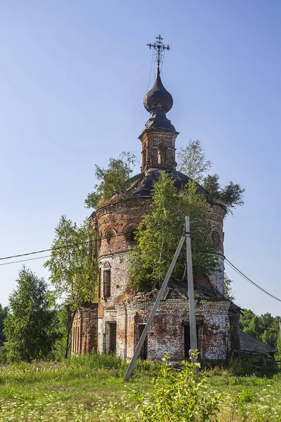 Terk edilmiş bir Ortodoks kilisesi, Rusya 'nın Kostroma ilinin Luzhki köyünün tapınağı. İnşaat yılı 1840. Şu anda tapınak terk edilmiş durumda..
