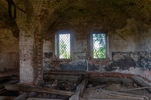 Terk edilmiş bir tapınağın içi, Rusya 'nın Kostroma eyaletindeki Luzhki köyünün tapınağı. İnşaat yılı 1840. Şu anda tapınak terk edilmiş durumda..