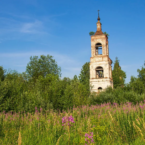 Campanario Ortodoxo Abandonado Iglesia Del Pueblo Nikola Torzhok Provincia Kostroma — Foto de Stock