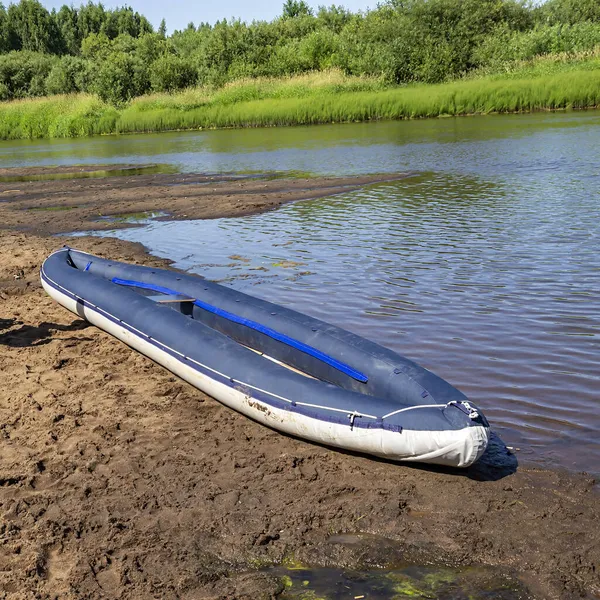 Kayak Azul Inflable Orilla Del Río — Foto de Stock