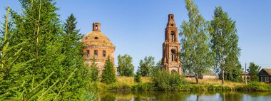 Terk edilmiş bir Ortodoks kilisesi, Rusya 'nın Kostroma ilindeki Golovinskoye köyünün kilisesi. İnşaat yılı 1802. Şu anda tapınak terk edilmiş durumda..