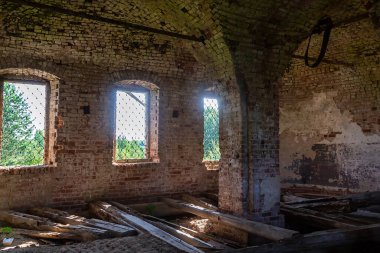 Terk edilmiş bir tapınağın içi, Rusya 'nın Kostroma eyaletindeki Luzhki köyünün tapınağı. İnşaat yılı 1840. Şu anda tapınak terk edilmiş durumda..