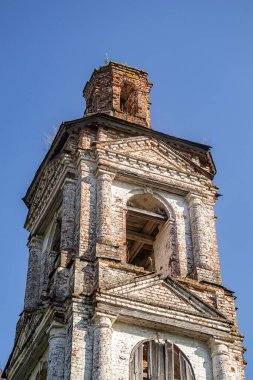 Terk edilmiş Ortodoks çan kulesi, Rusya 'nın Kostroma ilindeki Luzhki köyünün kilisesi. İnşaat yılı 1840. Şu anda tapınak terk edilmiş durumda..