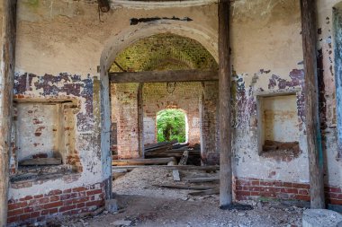 Terk edilmiş bir tapınağın içi, Rusya 'nın Kostroma eyaletindeki Luzhki köyünün tapınağı. İnşaat yılı 1840. Şu anda tapınak terk edilmiş durumda..