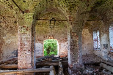 Terk edilmiş bir tapınağın içi, Rusya 'nın Kostroma eyaletindeki Luzhki köyünün tapınağı. İnşaat yılı 1840. Şu anda tapınak terk edilmiş durumda..